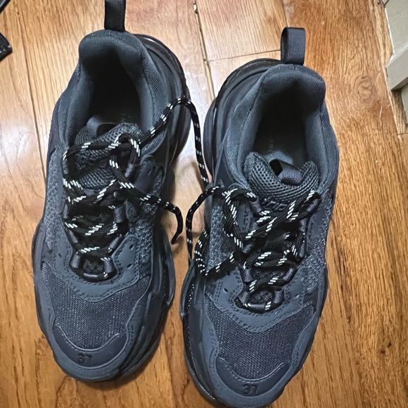 Balenciaga triple s sneakers…I couldn’t find this color on the website - Picture 2 of 6